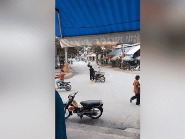 Clip: Cư dân mạng ngán ngẩm với 2 phụ nữ thể hiện 'đam mê' ngay giữa ngã tư