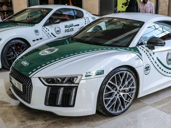 Cảnh sát Dubai khoe xe ở triển lãm Dubai Motor Show