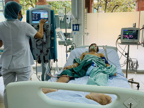 Bệnh nhân bị sốc nhiễm khuẩn, suy đa tạng suýt chết, bác sĩ phải lọc máu liên tục trong 23 giờ để cứu sống