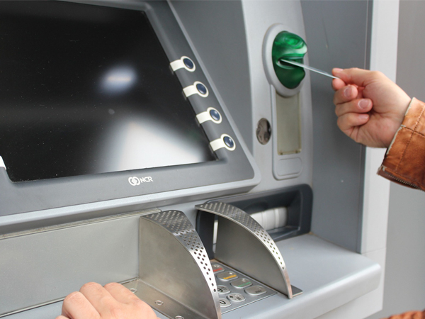 Vietcombank giảm phí rút tiền ATM từ hôm nay, loạt ngân hàng khác cũng chạy đua phí 0 đồng