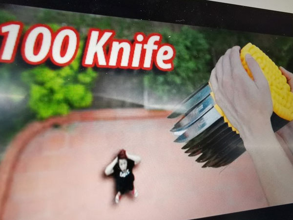 YouTuber thả 100 con dao nhọn từ lầu cao khiến dân mạng phẫn nộ