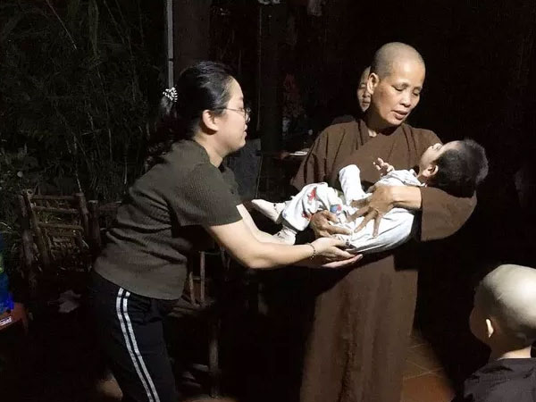 Hải Dương: Bé trai 2 tuổi bị bỏ rơi trong đêm trước cửa nhà dân