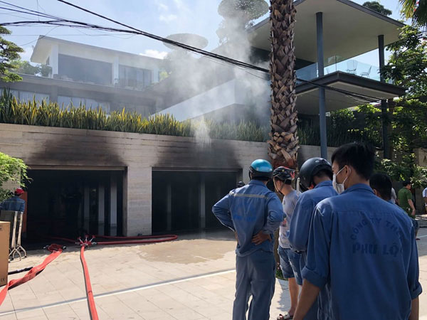 Cháy biệt thự chứa nhiều xe sang của đại gia thép ở Đà Nẵng