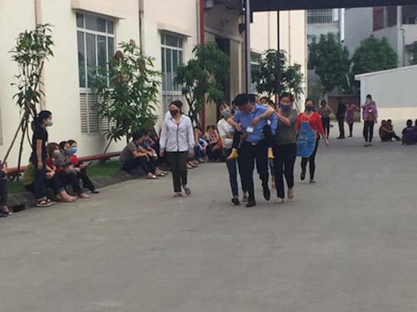 Hàng loạt công nhân công ty giày da xỉu tại chỗ