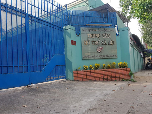 Nhiều bé gái ở Trung tâm Hỗ trợ xã hội TP.HCM bị một cán bộ dâm ô bằng cách đổi thuốc lá để sờ ngực, vùng kín