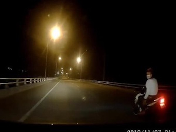 Xác định danh tính đối tượng cầm kiếm định chặn xe ôtô