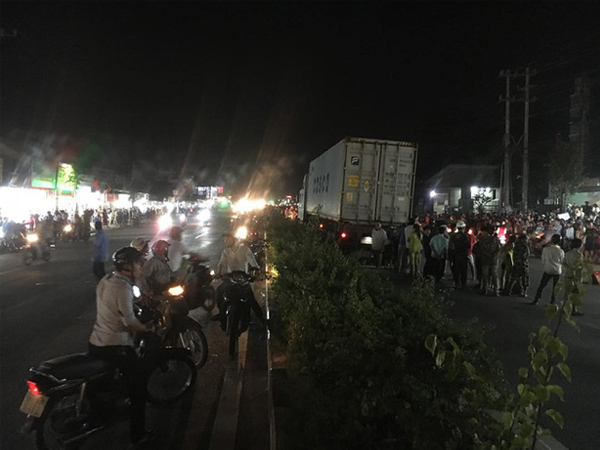 Hàng trăm người dân hiếu kỳ bất chấp nguy hiểm, đứng tràn ra cả hai làn đường xem tai nạn chết người
