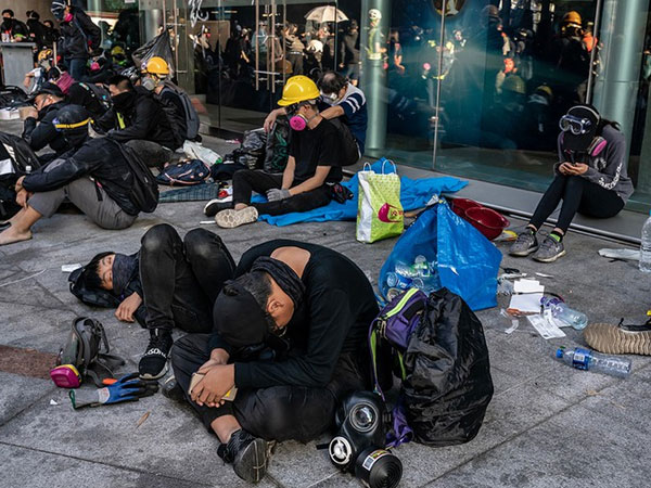 Bất ổn tại Hong Kong: Khói lửa nghi ngút tại trường Đại học Bách khoa
