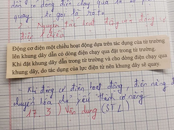 Cách học sinh thông minh 'đối phó' với việc chép bài: Cắt nguyên đoạn lý thuyết dài dằng dặc từ sách dán vào vở, chơi vậy ai chơi lại