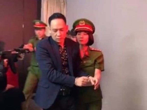 Lộ ảnh ca sĩ Duy Mạnh bị còng tay, người quản lý chưa hiểu chuyện gì xảy ra