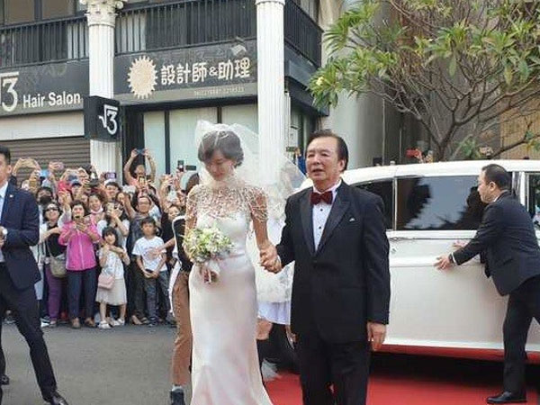 Đám cưới Lâm Chí Linh: Cô dâu xinh đẹp diện váy cưới tinh khôi, nhan sắc ngọt ngào và liên tục khóc