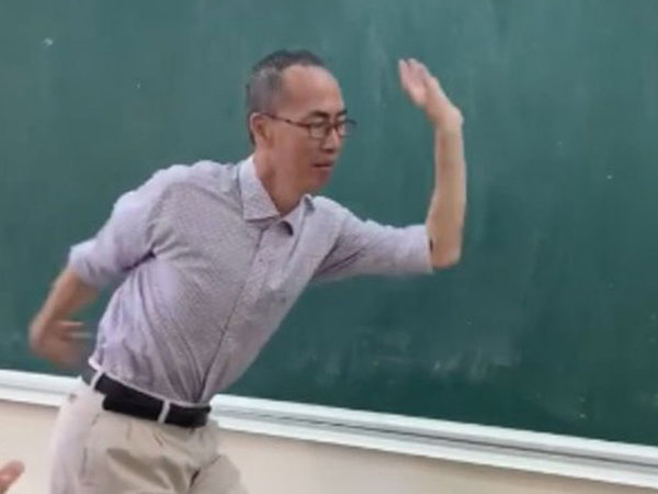 Clip Tiến sĩ Lê Bá Khánh Trình múa phụ họa cho trò hát 'Bụi phấn' gây sốt MXH