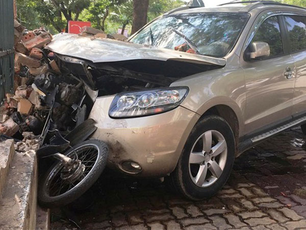 Va chạm với xe máy, Santa Fe lao lên vỉa hè tông hàng loạt người bị thương