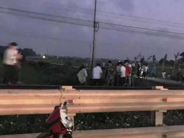 Băng qua đường ngang tự phát, thầy giáo bị tàu hỏa tông chết