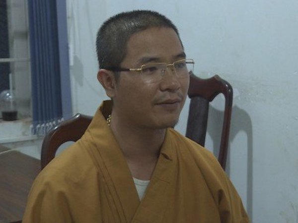Thầy chùa dùng gậy đập vỡ kính ô tô vì không cho xe vượt bị khởi tố