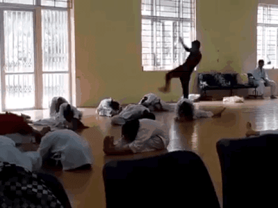 Xôn xao clip thầy giáo dạy võ Karate đánh học trò như kẻ thù