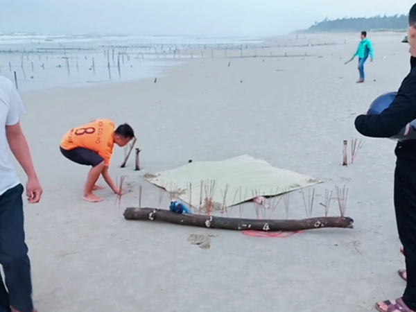 Vụ cô gái mất đầu trôi vào bãi biển ở Quảng Nam: Thêm thông tin về dòng chữ Trung Quốc trên bộ quần áo bảo hộ của nạn nhân