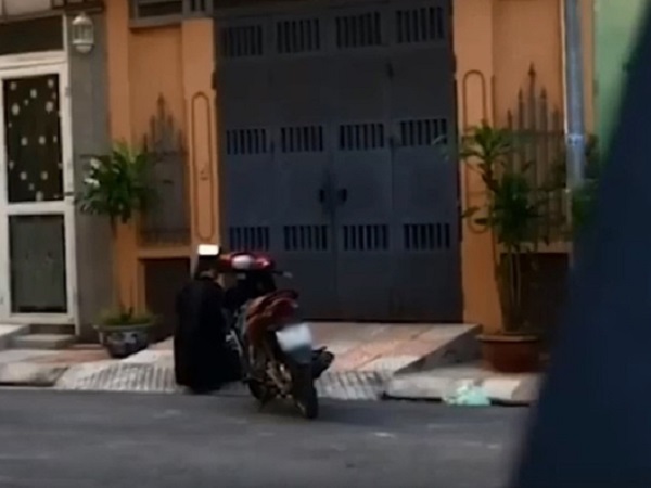 Cho crush ăn uống, xem phim đều 'như vắt chanh' tới hơn 1 năm, thanh niên tỏ tình thất bại vẫn quỳ gối trước cửa nhà không đi