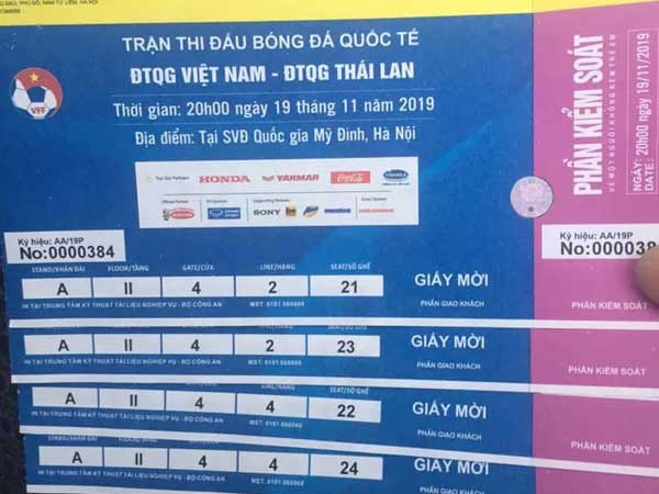 Sát giờ G, dân chợ đen thu mua vé trận Việt Nam và Thái Lan bất chấp giá