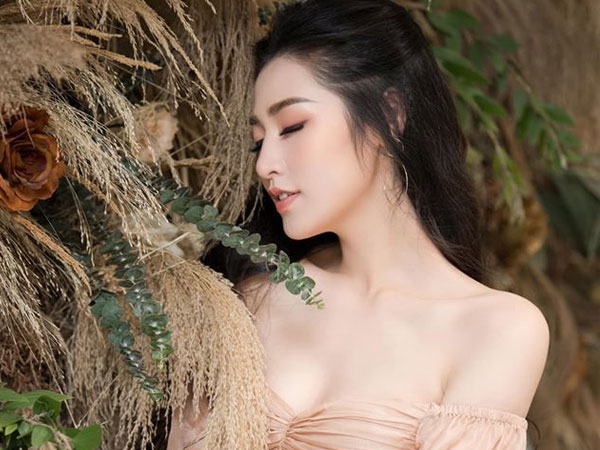 Cầu thủ Tiến Linh tặng quà cho con trai Á hậu Tú Anh