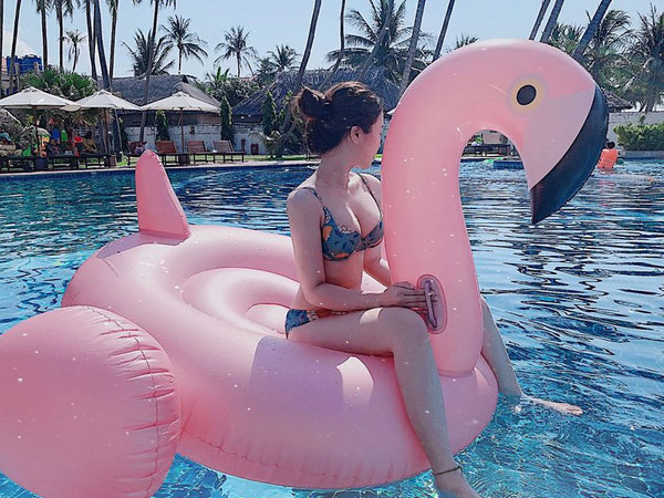 Bạn gái cầu thủ Văn Toàn tung ảnh bikini khoe 3 vòng gợi cảm