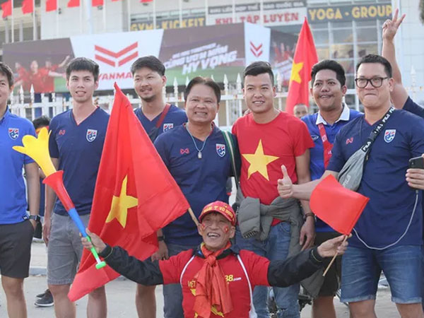 CĐV Việt Nam thân thiện chụp hình chung CĐV Thái Lan trước sân Mỹ Đình