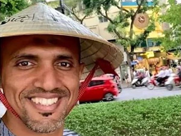 Fan Việt vào Facebook trọng tài Oman đòi lại nón lá