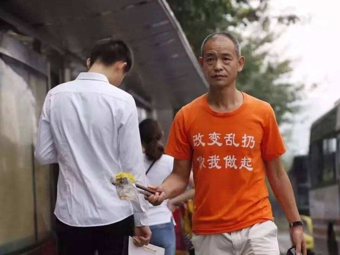 Triệu phú Trung Quốc bị chửi bới, đánh đập vì nhặt rác trên đường