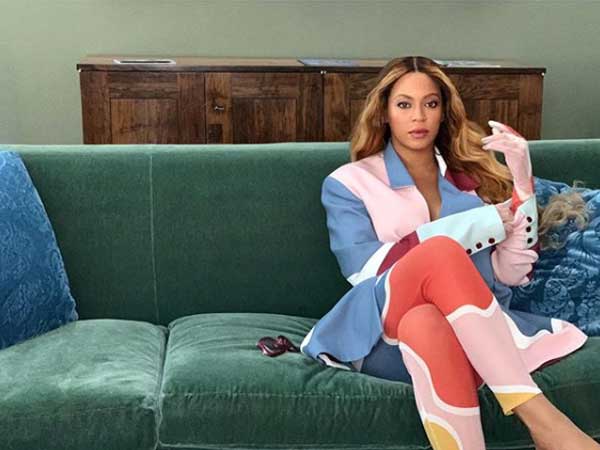 Beyoncé đẹp lạ với áo khoác Blazer theo phong cách colorblock