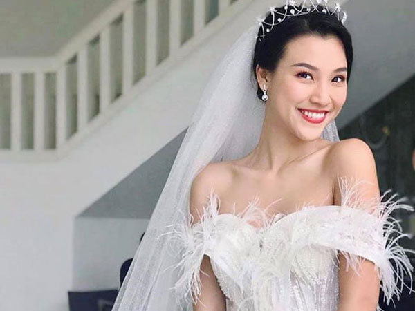 Pha ăn mừng 'oách' nhất Vbiz gọi tên Hoàng Oanh: Việt Nam giữ vững ngôi đầu bảng liền khoe luôn ảnh diện váy cưới cực lộng lẫy
