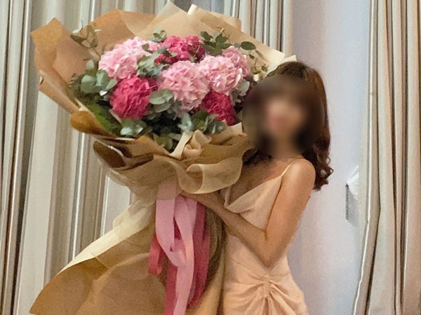 Khoe quà nhân Ngày Nhà giáo lên MXH, cô giáo trẻ bị phụ huynh chỉ trích
