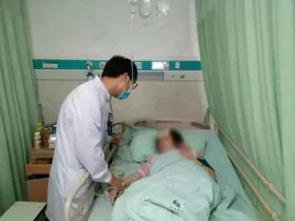 Bị chảy máu não, liệt nửa người vì vừa nằm vừa dùng điện thoại