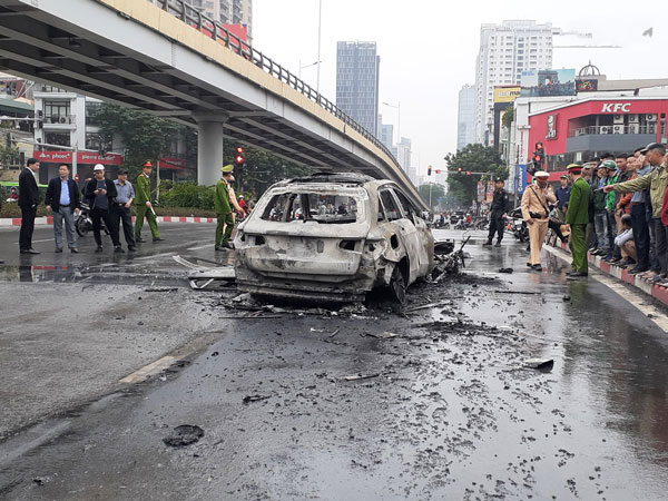 Vụ xe Mercedes gây tai nạn liên hoàn rồi bốc cháy: Chưa xác định được danh tính cô gái bị cán tử vong