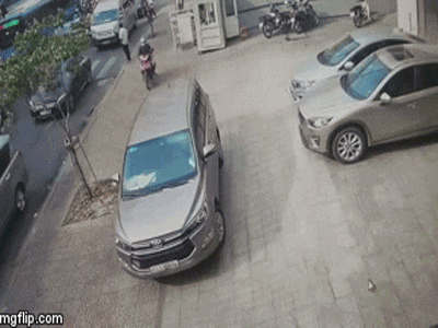 Video: Mở cửa xe ô tô bất cẩn khiến người đàn ông đi xe máy ngã văng ra đường