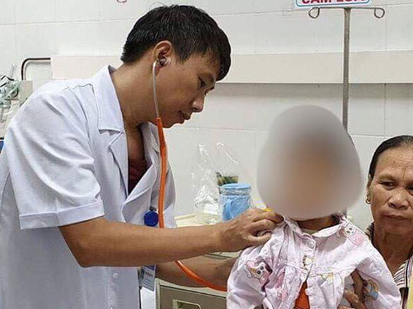 Uống nhầm dầu hỏa, bé gái 2 tuổi nhập viện cấp cứu
