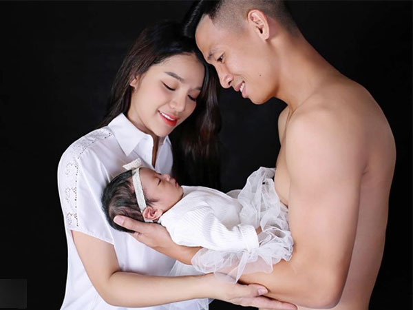 Gần 1 tháng sau khi chào đón công chúa đầu lòng, bà xã Tư Dũng mới tiết lộ những điều chưa kể về cuộc 'vượt cạn' đầy nguy hiểm trong phòng mổ