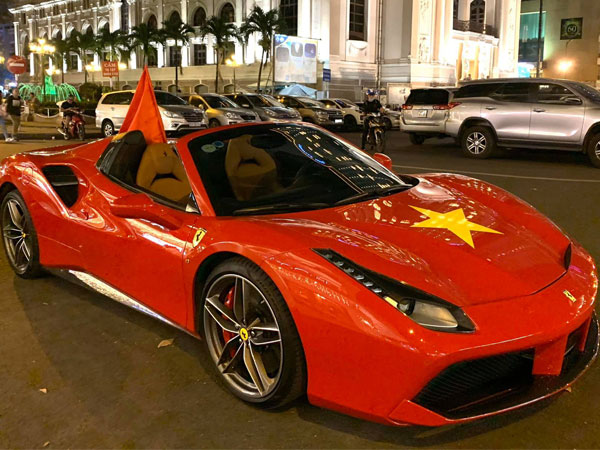 Dàn siêu xe 'đi bão' trong trận Việt Nam - Thái Lan