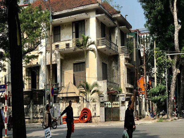 Bên trong căn biệt thự kiểu Pháp hoang tàn trên 'đất vàng' Hà Nội trở thành nơi gửi xe