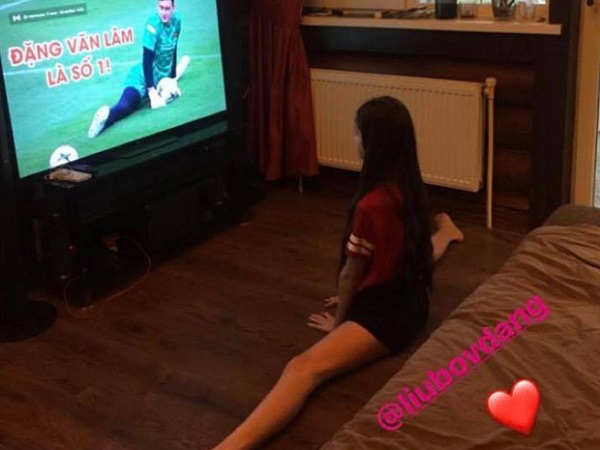 Đăng ảnh màn 'cover' xoạc ngang cực đỉnh của em gái, Đặng Văn Lâm tự hào khoe khéo: 'Nhà không có gì ngoài dẻo'