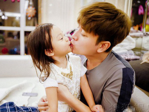 Truyền thông xứ Trung phơi bày 'góc khuất' của Giả Nãi Lượng: Giành quyền nuôi con bất thành, bạn gái mới rắp tâm chia cách hai bố con