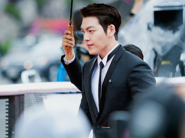 Kim Woo Bin lần đầu tiên xuất hiện chính thức trước công chúng sau hơn 2 năm điều trị ung thư vòm họng