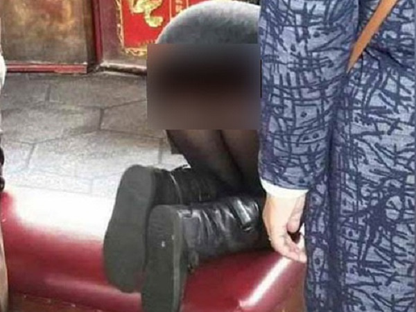 Quỳ rạp xuống đất bái Phật để tỏ lòng thành kính, cô gái trẻ bị 'ném đá' dữ dội vì thứ tai hại này