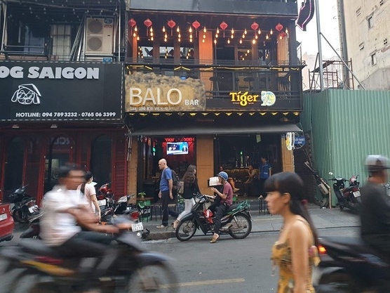 Thanh niên nghi 'ngáo đá' cầm dao cố thủ trên phố Bùi Viện
