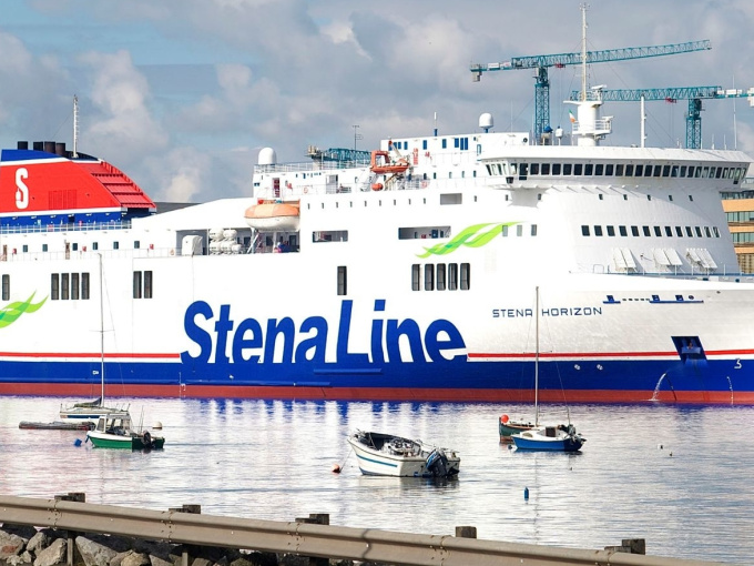 Phát hiện 16 người châu Á trong container trên phà từ Pháp sang Ireland