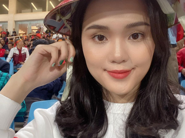 Khoe ảnh selfie lung linh trên khán đài nhưng lại bị dân mạng thả ảnh chụp vội qua cam thường để 'cà khịa', bạn gái Duy Mạnh nhẹ nhàng hỏi: 'Có khác gì đâu'
