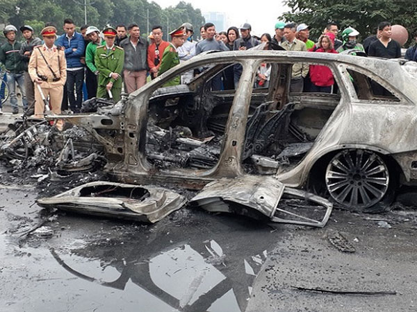Tìm người nhà nạn nhân tử vong trong vụ xe Mercedes gây tai nạn rồi bốc cháy