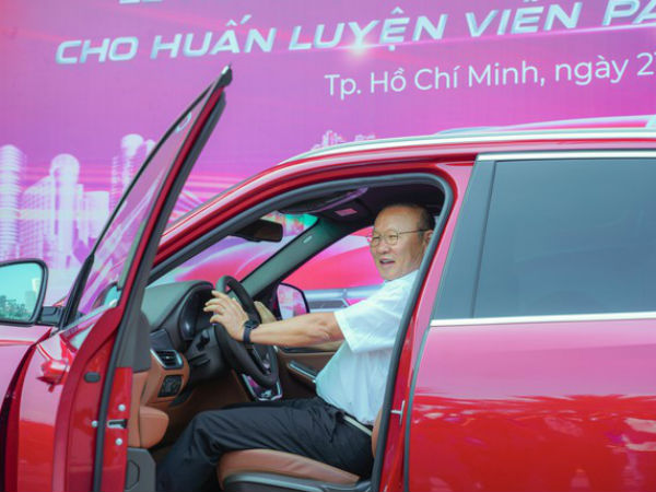 Vinfast tặng xe Lux SA 2.0 bản cao cấp cho huấn luyện viên Park Hang-Seo