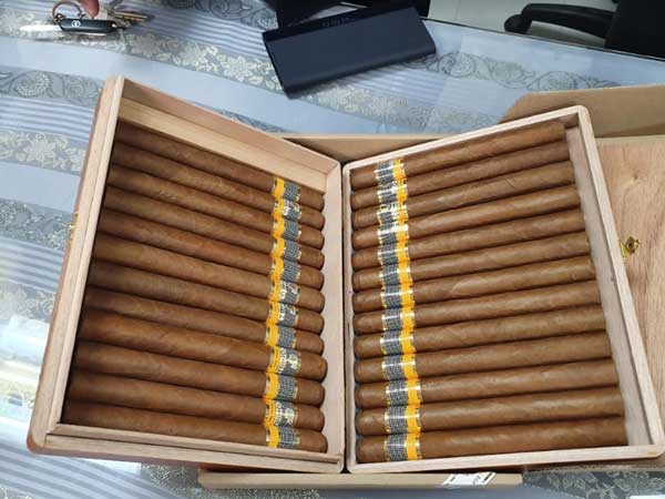 Vali thất lạc ở sân bay Tân Sơn Nhất, phát lộ gần 2.500 điếu xì gà Cuba nhập lậu