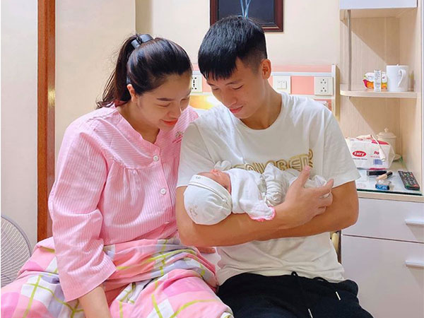 Đầy tháng con gái, Tư Dũng nhắn nhủ đầy yêu thuong: 'Con là bàn thắng đẹp nhất của bố từ khi bố bước vào sự nghiệp'