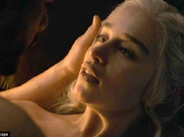 'Mẹ Rồng' Emilia Clarke kể chuyện bị ép nude 100% để đóng cảnh nóng trong Game of Thrones: Tôi cảm giác như bị cưỡng bức vậy!